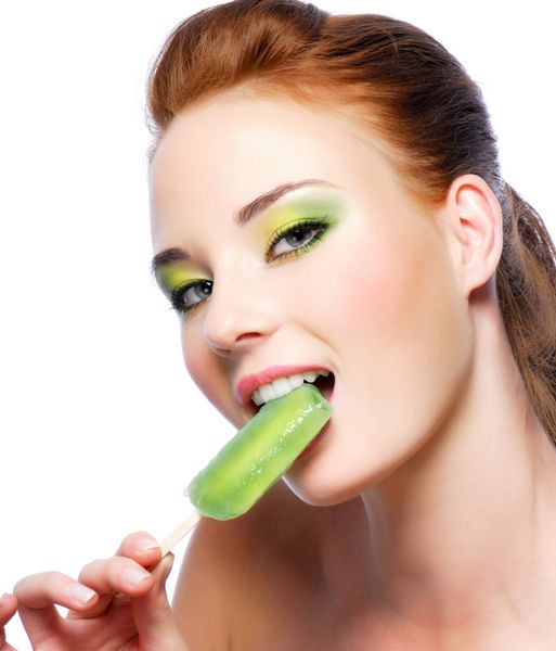 پرتره زن جوان زیبا خوردن بستنی شیرین سبز
