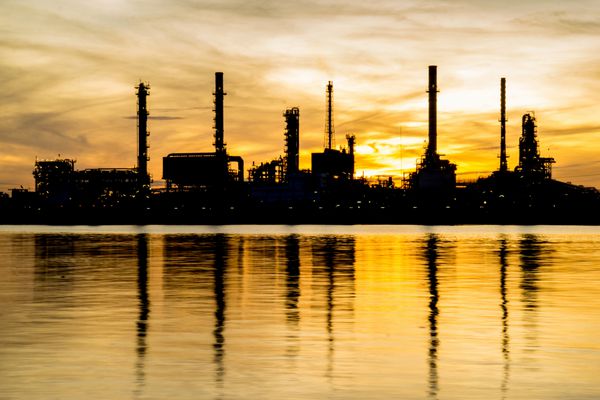 کارخانه پالایشگاه نفت در شبح و آسمان صبحگاهی