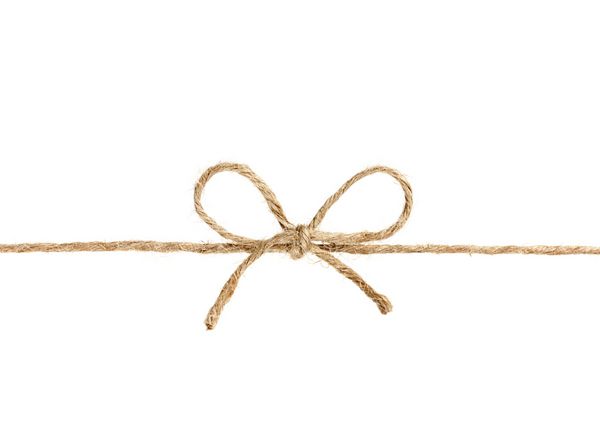 رشته یا طناب در تعظیم جدا شده بر روی زمینه سفید گره خورده است