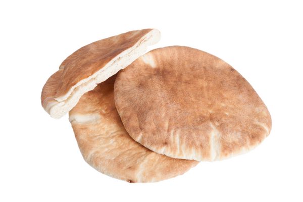 نان پیتا جدا شده بر روی زمینه سفید