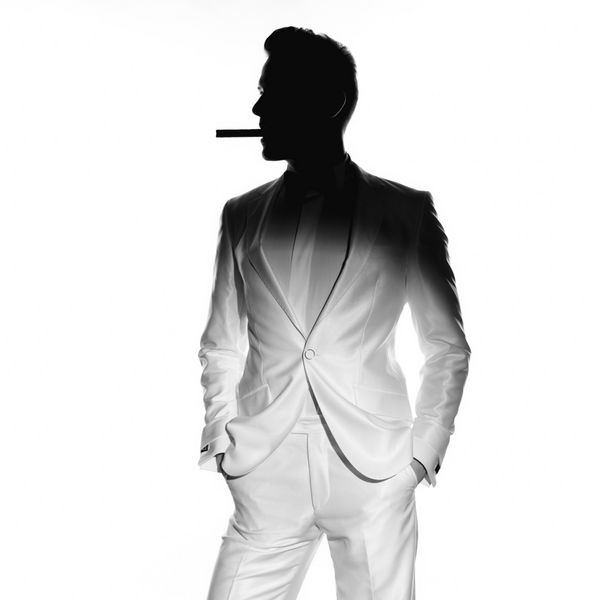 عکس مفهومی از مرد شیک خوش تیپ با سیگار برگ