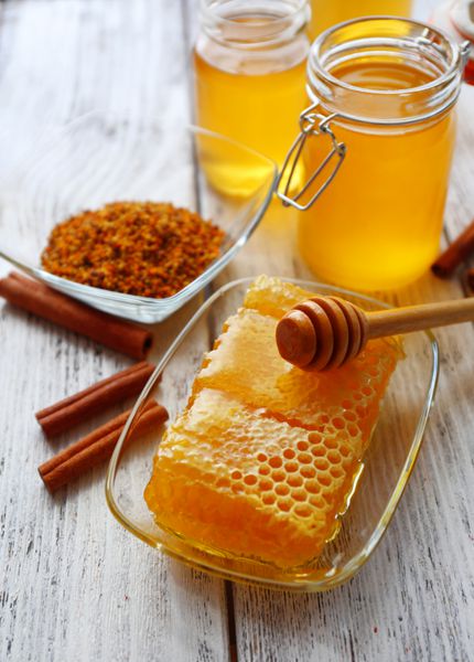 عسل تازه روی میز چوبی