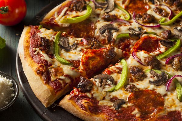 PIZZA عالی خانگی با فلفل پپپرونی و سوسیس