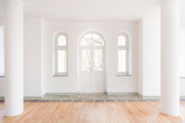 طراحی سالن ورودی کلاسیک با درب سفید بزرگ