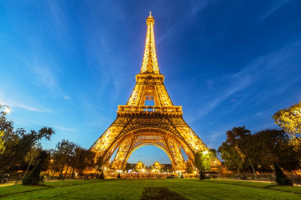 PARIS NOV 1 نمایشگاه نور برج ایفل در غروب خورشید در تاریخ 1 نوامبر 2014 نمایش داده می شود برج ایفل بنای یادبود ترین فرانسه است