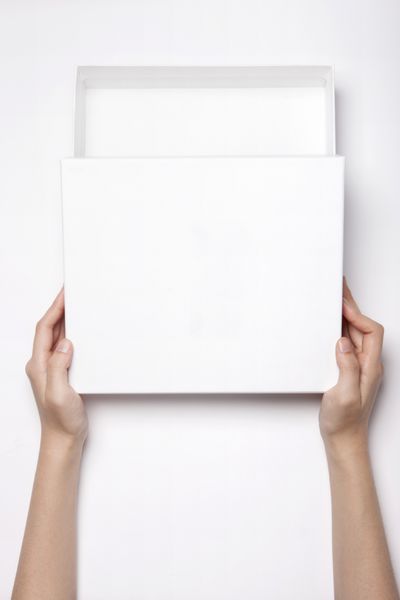 یک زن زن و دختر دو دست را نگه دارید و جعبه سفید خالص خالی را جدا کنید سفید نمایش بالا در استودیو