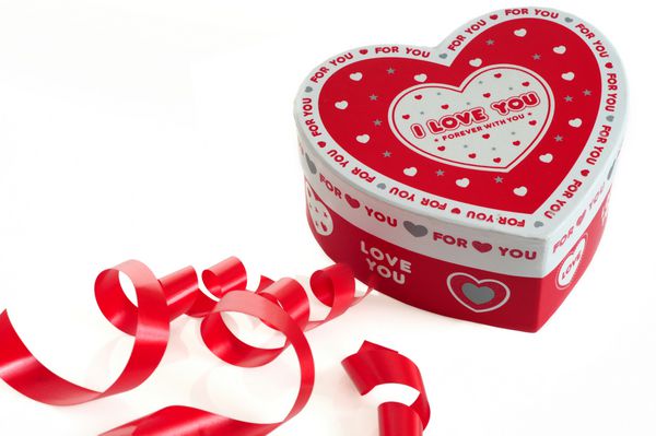 جعبه هدیه ای عشق عاشقانه جدا شده بر روی زمینه سفید آماده برای استفاده برای جشن روز ولنتاین