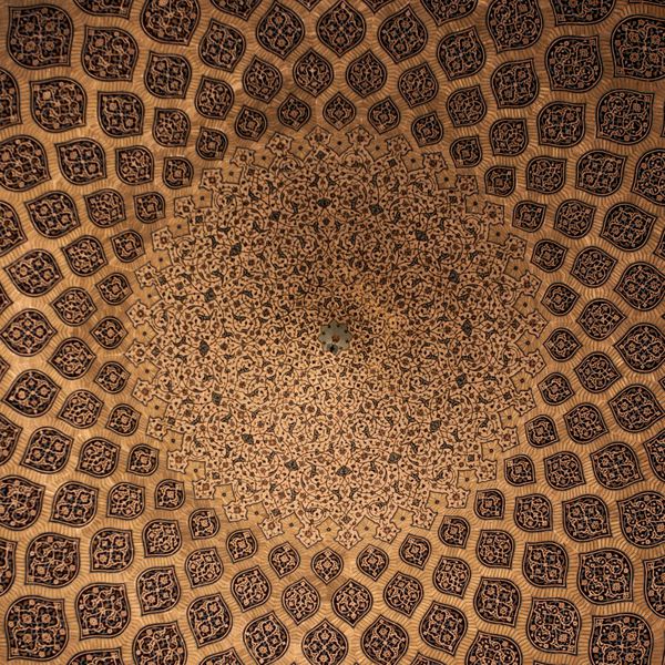 الگوی هندسی هند در مسجد تزئینات عربی اسلامی در سقف مسجد در ایران تزئینات اسلامی در یک گنبد مسجد