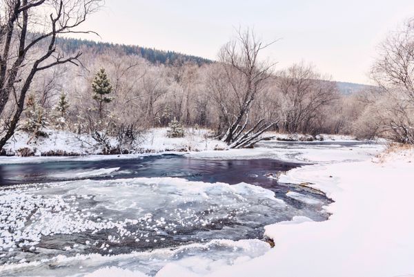 رودخانه زمستان سرد با لبه یخ