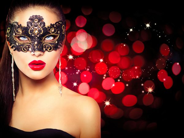 زن مدل در maskerade venetian ماسک کارناوال در حزب بیش از تعطیلات درخشان قرمز پس زمینه جشن کریسمس و سال نو خانم زرق و برق