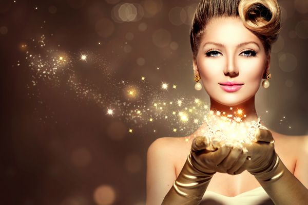 Holiday Retro Woman با سحر و جادو در دست او زیبایی مد کریسمس فهرست سبک بانوی با مدل موهای لوکس زیبا آرایش لوازم جانبی دستکش ابریشم طلایی و لباس