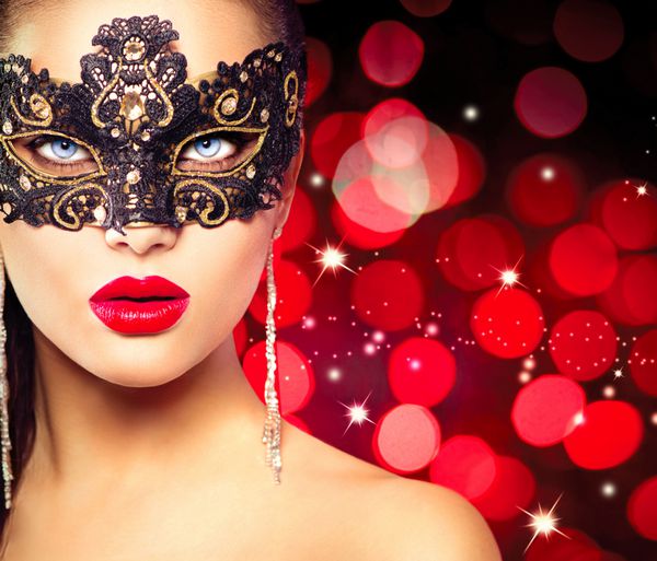 زن مدل در maskerade venetian ماسک کارناوال در حزب بیش از تعطیلات درخشان قرمز پس زمینه جشن کریسمس و سال نو خانم زرق و برق