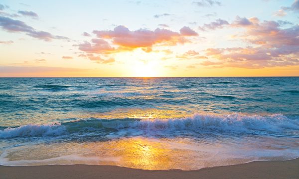 طلوع آفتاب بر روی اقیانوس در میامی ساحل فلوریدا طلوع آفتاب در ساحل خالی