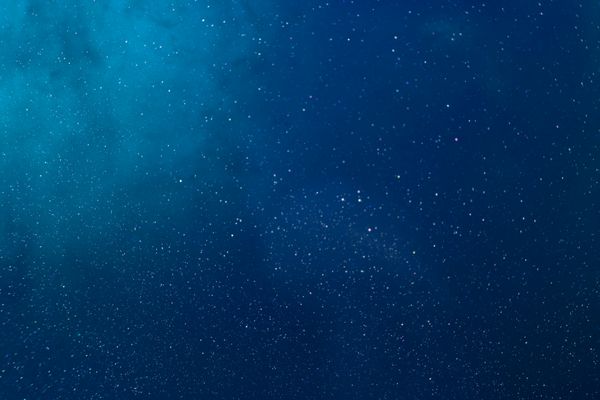 آبی در زیر آب جهان آبی مایل به آبی و تاریکی دریایی جوهر در آب ریخته شده است نور از گوشه بالا ایجاد gradient دایره ای و عمق بصری