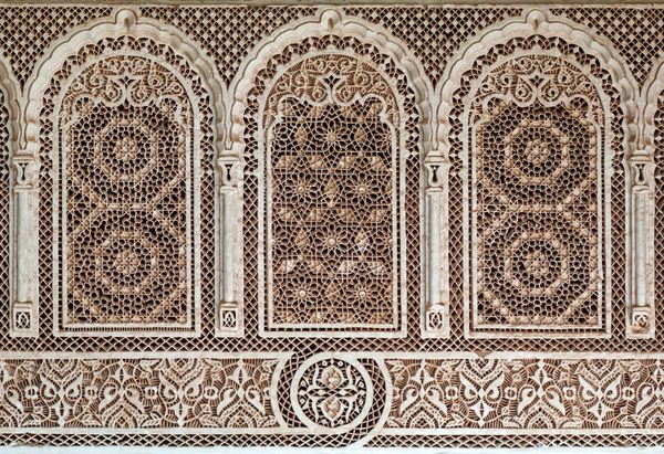 جزئیات یک تزئین دیوار شگفت انگیز از کاخ عتیقه ای از مراکش در Morokko