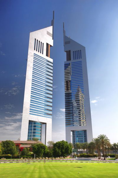 دوبی امارات متحده عربی مارس 8 برج دوقلوهای امارات دبی طراحی شده توسط NORR گروه مشاوران بین المللی یک برج 1165 فوت ارتفاع و دیگری 1014 فوت ارتفاع است عکس در تاریخ 8 مارس 2014 گرفته شده است