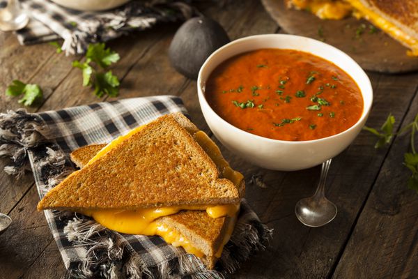 پنیر کبابی خانگی با سوپ گوجه فرنگی برای ناهار