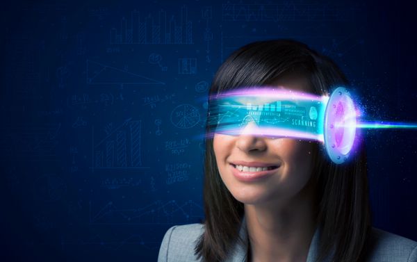 زن از آینده با مفهوم عینک هوشمند با تکنولوژی پیشرفته