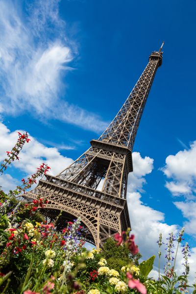 برج ایفل در پاریس فرانسه در یک روز تابستان زیبا