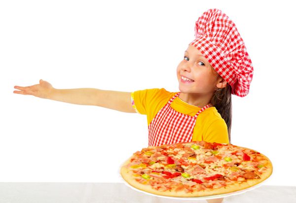 دختر کوچک آماده پیتزا خانگی