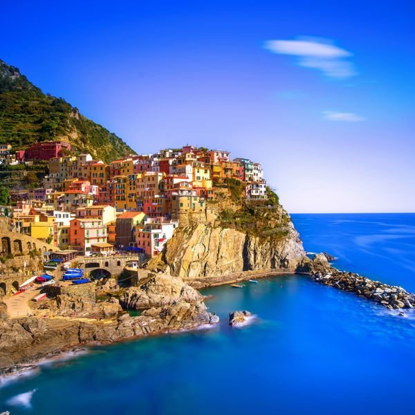 روستای مانارولا در صخره های صخره ای و دریا در غروب آفتاب دریاچه در پنج سرزمین پارک ملی Cinque Terre لیگوریا ایتالیا اروپا فرمت مربع قرار گرفتن در معرض طولانی