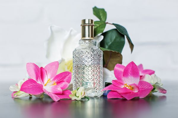 عطر زنانه با گل مناقصه