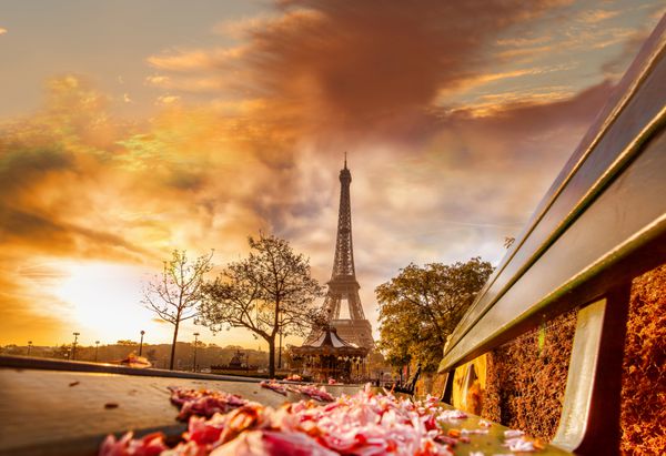 برج ایفل در طول صبح بهاری زیبا در پاریس فرانسه