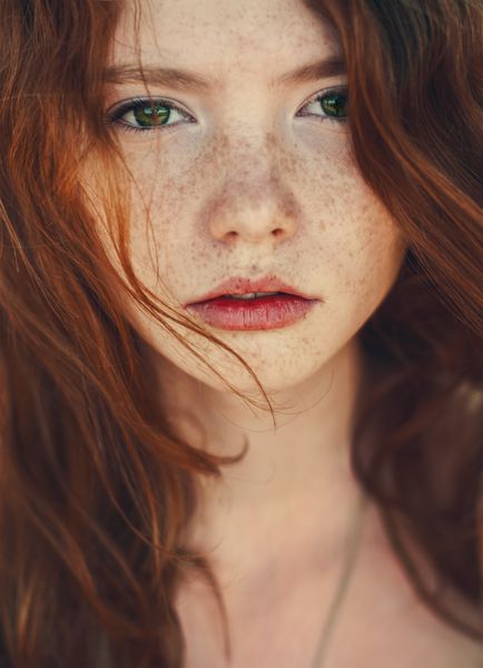 پرتره یک دختر ناز با موهای قرمز نزدیک