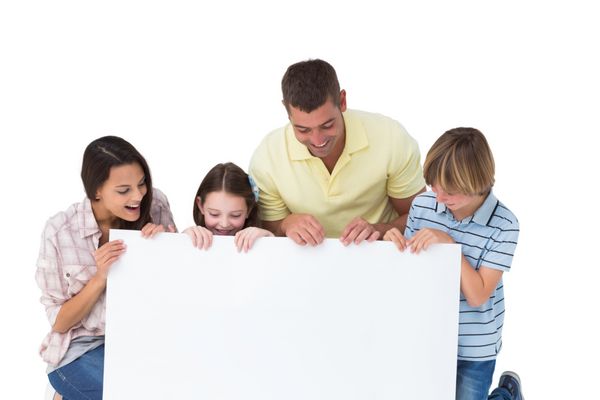 خانواده شاد از چهار نفر به دنبال تابلوهای تبلیغاتی بر روی زمینه سفید