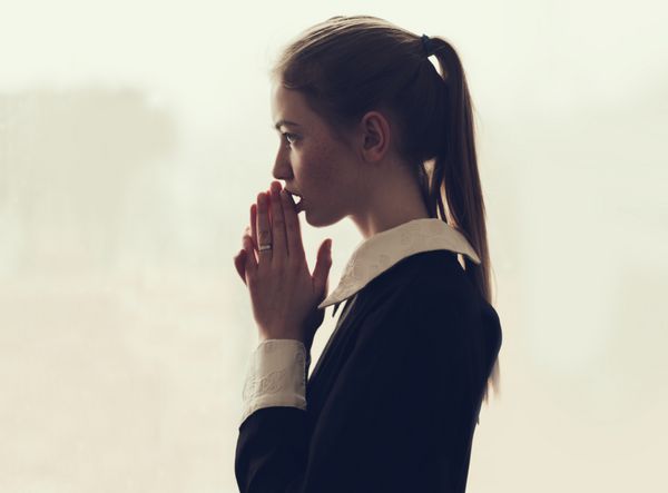 دختر زیبا دختر دعا می کند