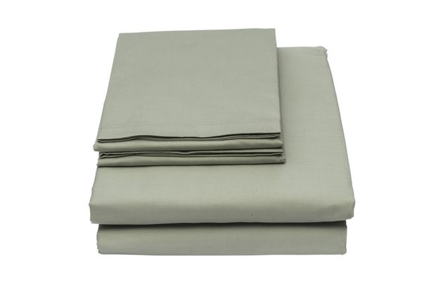 ملافه تخت یا پوشش دامن در پس زمینه سفید جدا شده