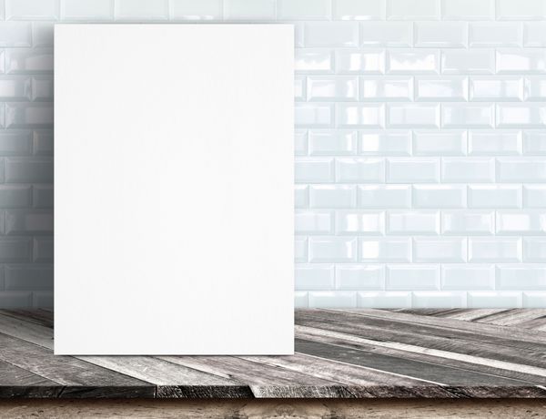 پوستر سیاه پوست سفید در دیوار کاشی سفید سرامیکی و جدول چوب گرمسیری قالب را برای اضافه کردن متن خود تمیز می کند