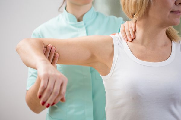 درمانگر فیزیکی تشخیص بیمار با بازوی دردناک