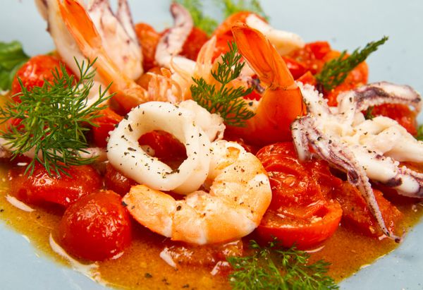 سوپ غذای دریایی با گوجه فرنگی و ماهی مرکب