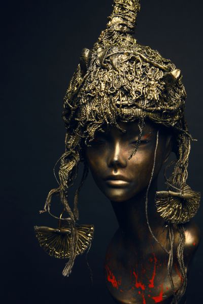 بنفش مجسمه زن در دکوراسیون سرب فلزی