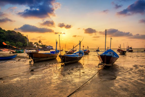 غروب خورشید در دریا با یک قایق در Bangpra beach chonburi تایلند