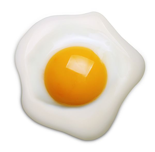 تخم مرغ سرخ شده بر روی زمینه سفید