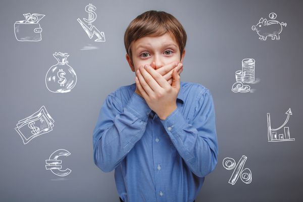 تعطیلات بحران پول در ایالات متحده کاهش یافت پسر نوجوان دهان خود را با دستان خود در یک پس زمینه آبی بسته کرد