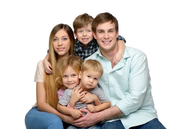 خانواده جوان خنده دار لبخند پنج بار با هم لذت ببرند و به دوربین نگاه کنند جدا شده بر روی زمینه سفید مفهوم خانواده شاد