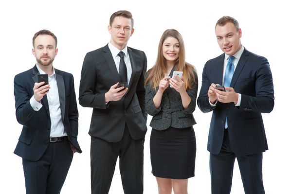 کسب و کار فناوری و ارتباطات گروهی از افراد کسب و کار با استفاده از تلفن های هوشمند جدا شده بر روی سفید