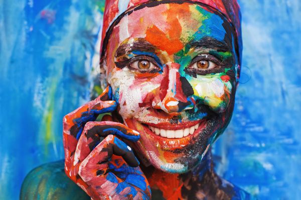 نقاشی زندگی زن لبخند زدگی به طور کامل با رنگ ضخیم پوشیده شده است