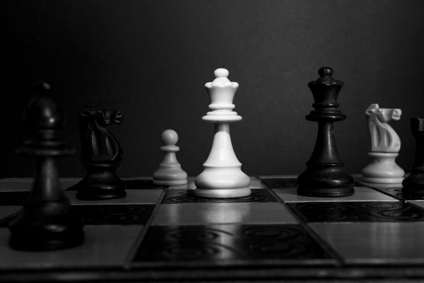 شطرنج در یک صفحه شطرنج عکس برداری می شود