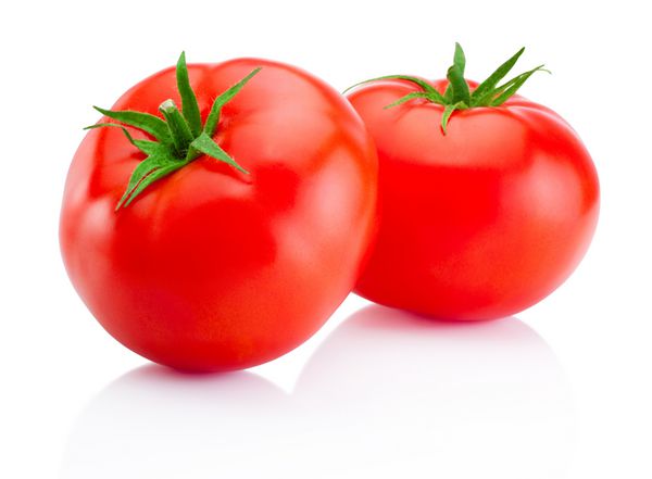 دو گوجه فرنگی قرمز جدا شده بر روی زمینه سفید