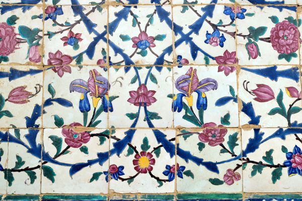 شیراز 14 آوریل پس زمینه کاشی کاری زیورآلات شرقی از مسجد وکیل در شیراز ایران در تاریخ 14 آوریل 2015 این مسجد طی سالهای 1751 تا 1773 در طول دوره زندی شیراز ایران ساخته شده است