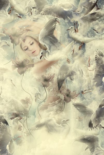 زن زیبا با پرندگان