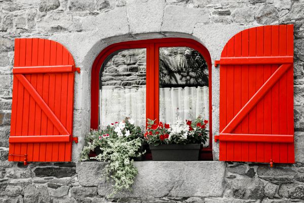 خانه قدیمی با پنجره های چوبی قرمز جعبه با گل قرمز و سفید در پنجره بریتنی فرانسه عکس ساله یکپارچهسازی با سیستمعامل