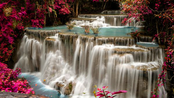 Huaye Mae Khamin آبشار در جنگل های گرمسیری تایلند