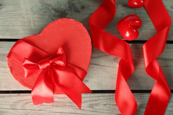 قلب شکل جعبه هدیه روز ولنتاین بر روی میز چوبی
