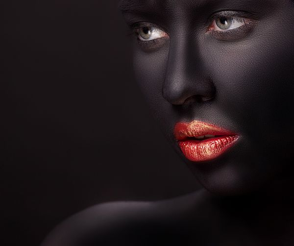 زن با لب قرمز و رنگ سیاه