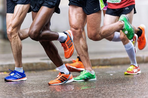 استکهلم مه 30 گروهی از دوندگان با کفش های رنگارنگ و پاها عضلانی در ASICS استکهلم ماراتن 2015 2015 مه 30 در استکهلم سوئد برنده Yekeber Bayabel شماره 102 است